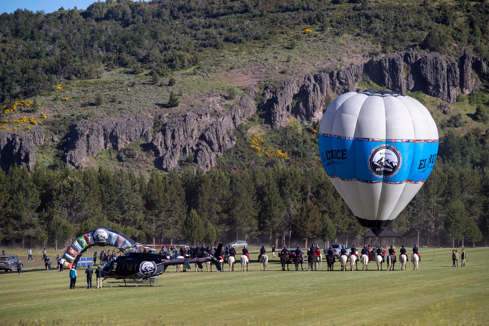 Un globo aerostático con los colores argentinos sobre la largada